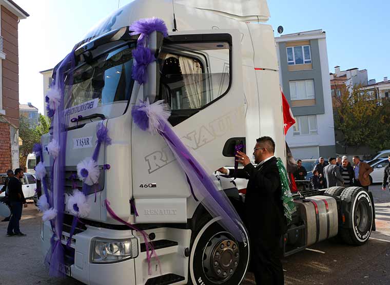 Eskişehir'de şoförlük yapan damat, kullandığı tırı "gelin arabası" yaptı.