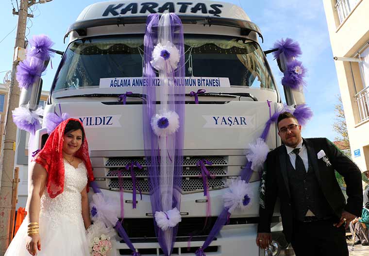 Eskişehir'de şoförlük yapan damat, kullandığı tırı "gelin arabası" yaptı.