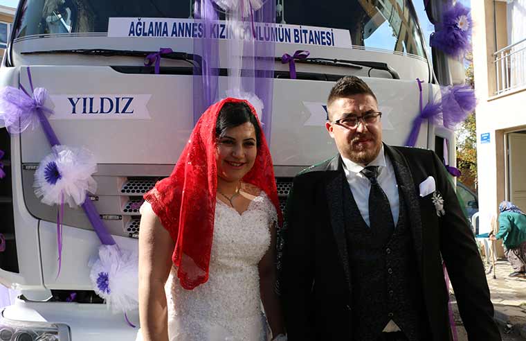 Eskişehir'de şoförlük yapan damat, kullandığı tırı "gelin arabası" yaptı.