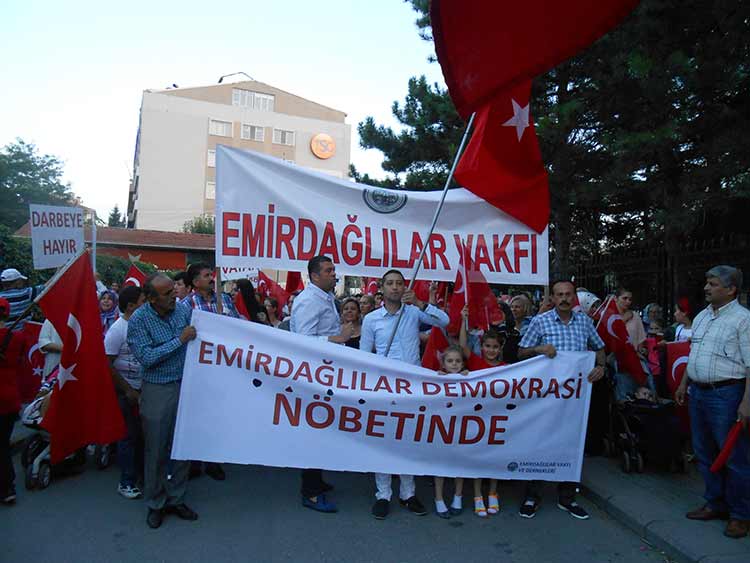 Eskişehir'de bulunan Emirdağlıların gerçekleştirdikleri demokrasi yürüyüşüne binlerce kişi bir katılım gerçekleşti. 