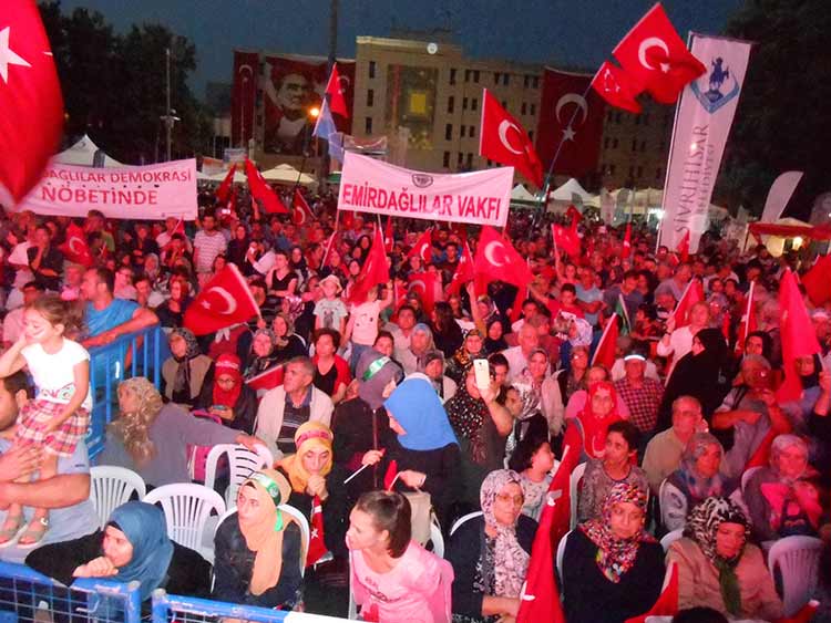 Eskişehir'de bulunan Emirdağlıların gerçekleştirdikleri demokrasi yürüyüşüne binlerce kişi bir katılım gerçekleşti. 