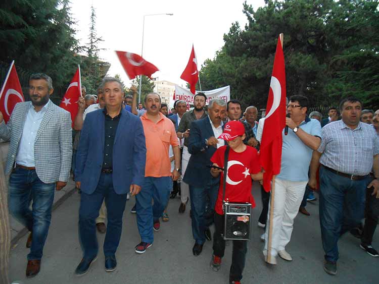 Eskişehir'de bulunan Emirdağlıların gerçekleştirdikleri demokrasi yürüyüşüne binlerce kişi bir katılım gerçekleşti. 