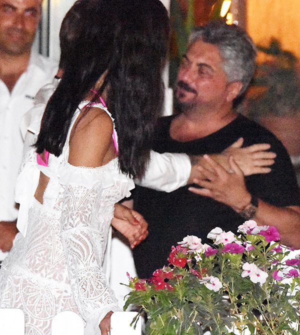 Bodrum'da tatil yapan Brezilyalı ünlü manken Adriana Lima ve sevgilisi Metin Hara, gittikleri balık restoranında Deniz Seki ve nişanlısı ile karşılaştı. Lima ile Seki sarmaş dolaş kameralara yansıdı.