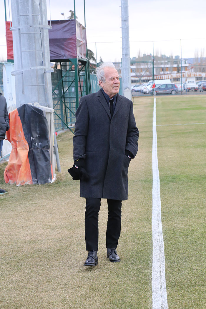 Eskişehirspor Teknik Direktörü Mustafa Denizli ayağının tozu ile geldiği Eskişehir’de ilk idmanına çıktı.