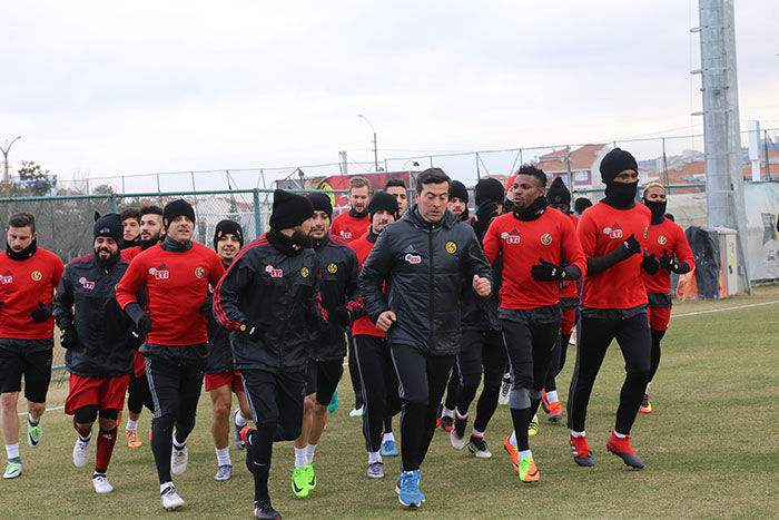 Eskişehirspor Teknik Direktörü Mustafa Denizli ayağının tozu ile geldiği Eskişehir’de ilk idmanına çıktı.