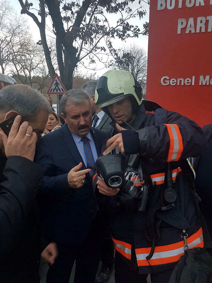 Büyük Birlik Partisi (BBP) Genel Başkanı Mustafa Destici, dün makam odasındaki klimanın patlaması sonucu meydana geldiği değerlendirilen yangında zarar gören yerleri inceledi.