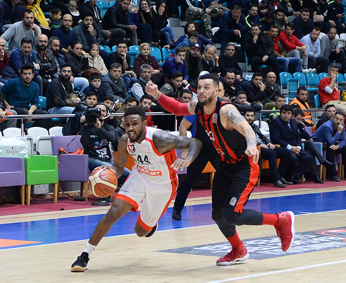 Eskişehir Basket, 2017’nin son karşılaşmasında dün deplasmanda Muratbey Uşak’ı 68-81 yenerek art arda 5’inci galibiyetini alarak taraftarlarına da güzel bir yeni yıl hediyesi verdi.