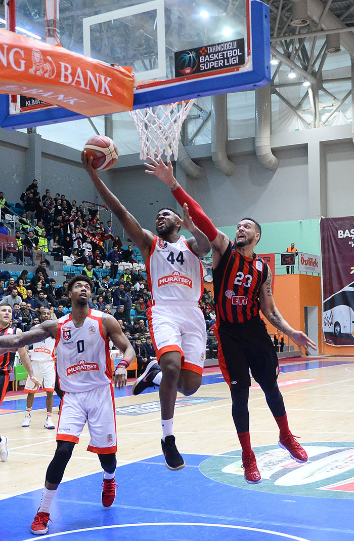 Eskişehir Basket, 2017’nin son karşılaşmasında dün deplasmanda Muratbey Uşak’ı 68-81 yenerek art arda 5’inci galibiyetini alarak taraftarlarına da güzel bir yeni yıl hediyesi verdi.