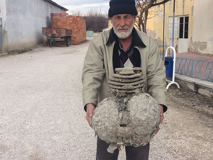 Günyüzü ilçesinde bir vatandaşın evinin çatışında ortaya çıkan büyük mutfak tüpü büyüklüğündeki devasa yaban arısı yuvası görenleri şaşırtıyor.