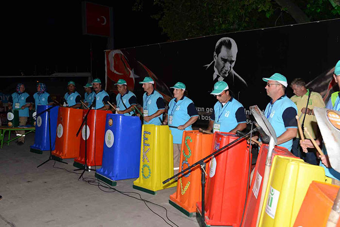 Tepebaşı Belediyesi temizlik işçilerinden kurulu Eko Şov Ritim Grubu, son olarak İzmir’in Dikili ilçesi ve Dikili’ye bağlı Bademli’de katıldığı festivalde bir konser verdi.