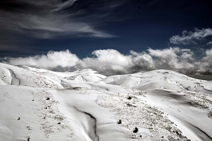 Kütahya'nın Gediz ilçesindeki 2 bin 300 metre rakımlı Murat Dağı, eşsiz güzellikleriyle doğa ve fotoğraf tutkunlarının ilgisini çekiyor. 