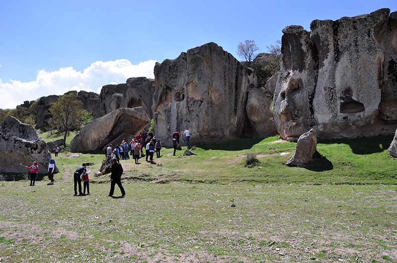 Afyon Kocatepe Üniversitesi (AKÜ) Doğa Koruma Biyoizlem Uygulama ve Araştırma Merkezi ile Doğa Koruma ve Milli Parklar 5. Bölge Müdürlüğü tarafından, Frig Vadisi ve Eber Gölü'nü kapsayan foto safari etkinliği düzenlendi.