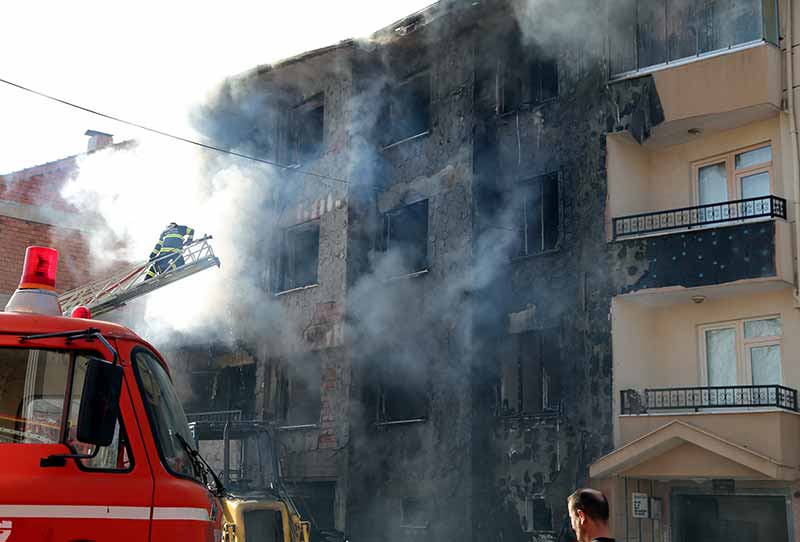 Tunalı Mahallesi Dingi Sokak'ta bir iş makinesinin patlattığı doğalgaz borusu Eskişehir'e panik yaşattı.