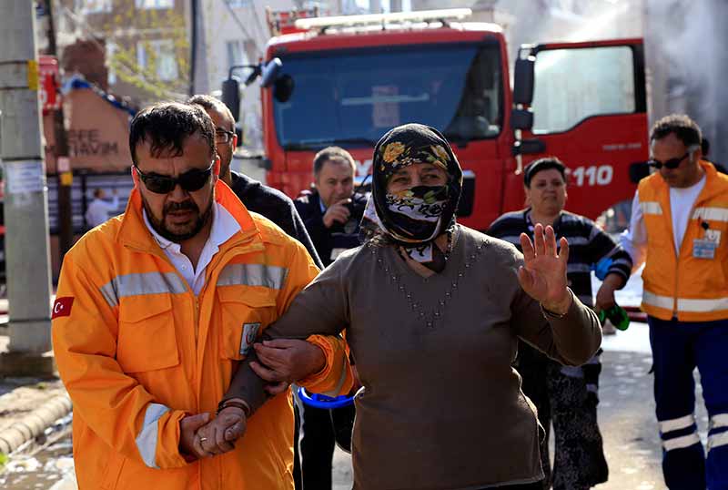 Tunalı Mahallesi Dingi Sokak'ta bir iş makinesinin patlattığı doğalgaz borusu Eskişehir'e panik yaşattı.