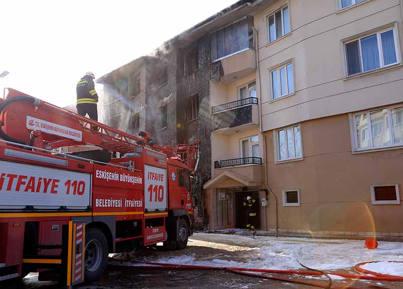 Tunalı Mahallesi Dingi Sokak'ta bir iş makinesinin patlattığı doğalgaz borusu Eskişehir'e panik yaşattı.