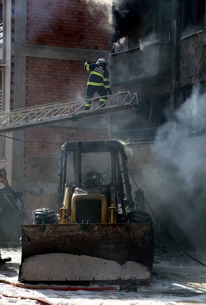 Tunalı Mahallesi Dingi Sokak'ta bir iş makinesinin patlattığı doğalgaz borusu Eskişehir'e panik yaşattı.