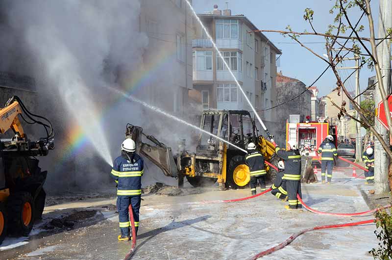 Tunalı Mahallesi Dingi Sokak'ta bir iş makinesinin patlattığı doğalgaz borusu Eskişehir'e panik yaşattı.