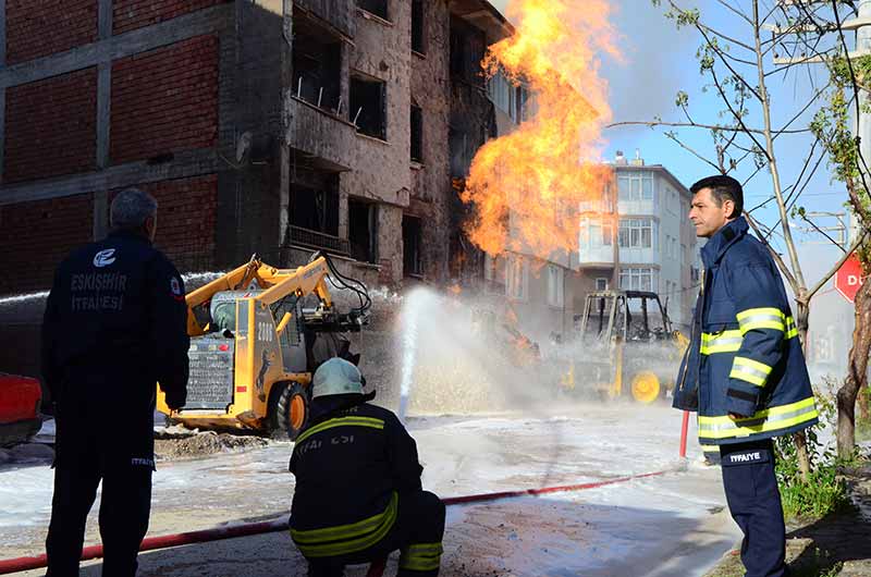 Tunalı Mahallesi Dingi Sokak'ta bir iş makinesinin patlattığı doğalgaz borusu Eskişehir'e panik yaşattı.