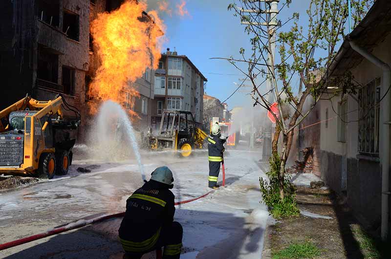 Tunalı Mahallesi Dingi Sokak'ta bir iş makinesinin patlattığı doğalgaz borusu Eskişehir'e panik yaşattı.