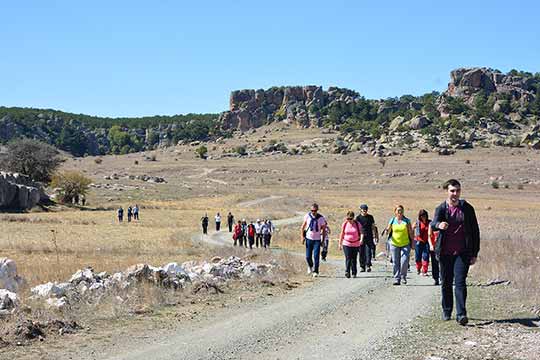 Eskişehir Doğa Tutkunları Derneği (ESDOT) üyeleri Seyitgazi ilçesinin tarihi ve turistik yerlerine doğa yürüyüşü düzenlediler.