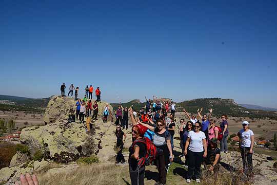 Eskişehir Doğa Tutkunları Derneği (ESDOT) üyeleri Seyitgazi ilçesinin tarihi ve turistik yerlerine doğa yürüyüşü düzenlediler.