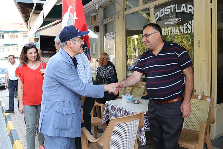 Büyükşehir Belediyesi’nin İç Anadolu’nun Çukurova’sı sayılan Sarıcakaya ve Mihalgazi’de geçtiğimiz Nisan ayında dağıttığı 263 bin domates fidesinden bereket fışkırdı.