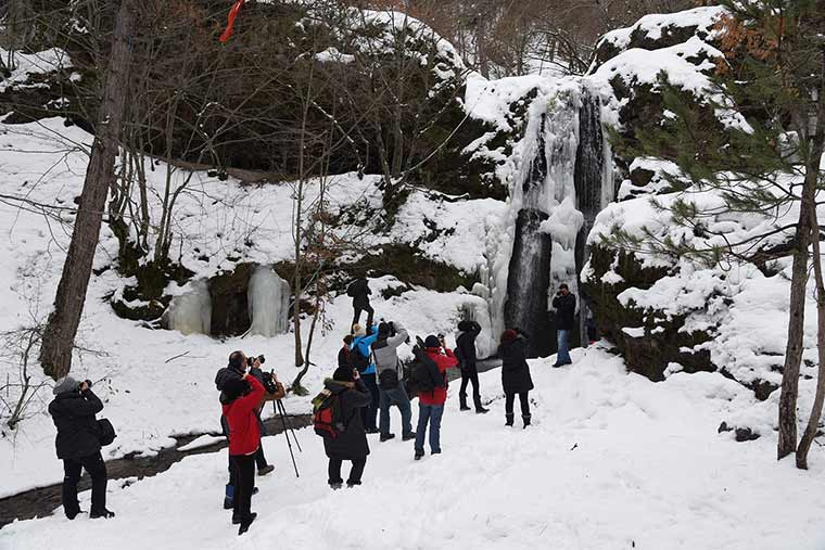 Eskişehir’in Kalabak ormanlarında bulunan Beşikderesi şelalesi kısmen buz tutunca kış turizmcilerinin ve fotoğrafçıların ilgi odağı oldu. 