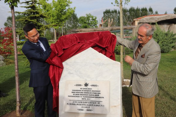 Eskişehir Büyükşehir Belediyesi ile Çin Halk Cumhuriyeti’nin Changzhou (Şangzu) Belediyeleri arasında imzalanan kardeş şehir anlaşmasının 10’uncu yılı anısına, Sazova Bilim Kültür ve Sanat Park’ında düzenlenen törenle çınar ağacı dikildi. 