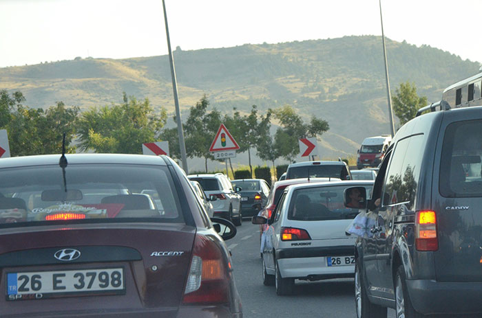 Eskişehir'de bir düğün konvoyundaki insanların yolun ortasında otomobilleri durdurarak oynamaya başlaması, 'Bu kadarına da pes' dedirtti. 