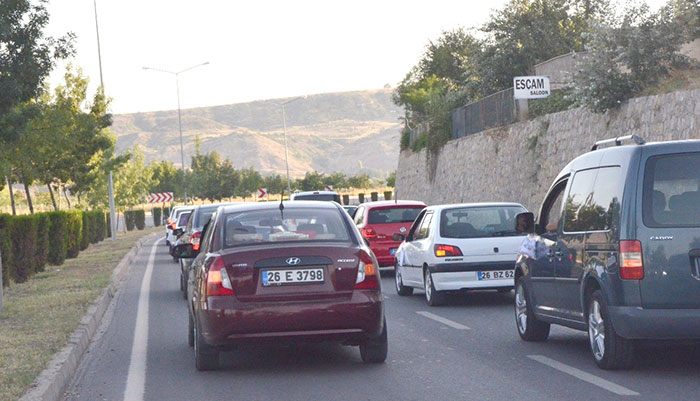 Eskişehir'de bir düğün konvoyundaki insanların yolun ortasında otomobilleri durdurarak oynamaya başlaması, 'Bu kadarına da pes' dedirtti. 