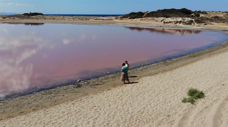 Sıcaklık ve tuzluluğun artmasından dolayı 'dunaliella salina' (su yosunları) adlı mikroskobik bitkisel canlının fazla üremesi nedeniyle ortaya çıkan pembe ve kırmızıya yakın tonlar, göle farklı bir görünüm kazandırıyor.