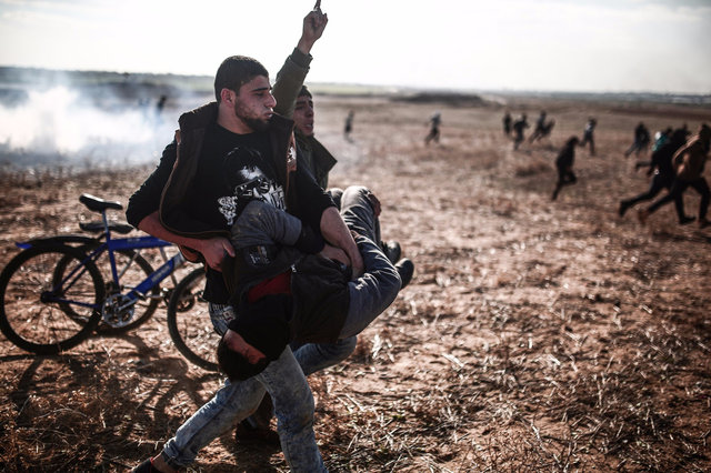 Ancak, Gazze, Batı Şeria, Kudüs, El-Halil ve pek çok bölgede protesto gösterileri düzenlenirken, yaşanan olaylara bir fotoğraf damgasını vurarak dünyada konuşulmaya başladı.