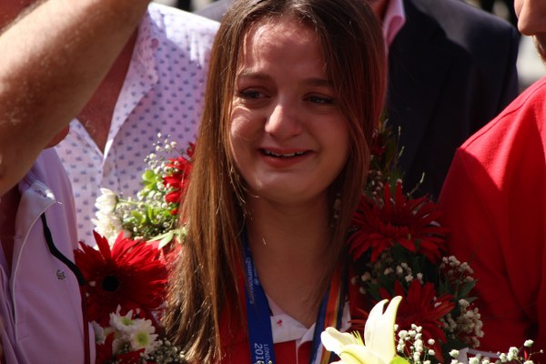 Ama rakibim Teresa benden 20 yaş büyük, 27 kere paralimpik şampiyonu olmuş, ona sadece 3 salise ile yenilmiş olmak tabi beni mutlu etti. Çünkü yaşım çok genç olduğu için önümde uzun yıllar var. Daha başka şampiyonlukları alma gibi şansım var. İnşallah daha çok çalışıp, eksikliklerimizi tamamlayıp 2020 Tokyo Olimpiyatlarında birincilik almak istiyorum. Beni destekleyen herkese teşekkür ediyor, dualarınızı bekliyorum" diye konuştu.