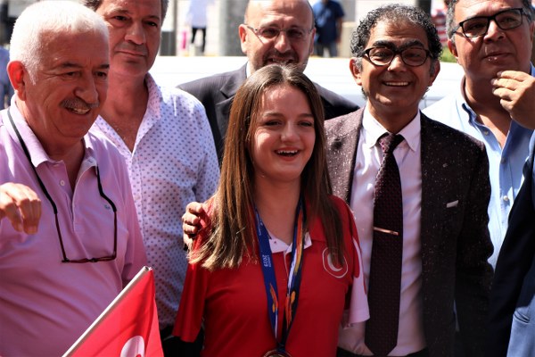 Daha sonra milli yüzücü Sümeyye Boyacı’nın fotoğraf çekmeyi ve çektirmeyi çok sevdiğini bilen Vali Çakacak, ziyaret esnasında milli yüzücüye fotoğraf makinesi takımı ve Cumhuriyet altını hediye etti. Vali Çakacak, Sümeyye Boyacı’nın antrenörü Mehmet Bayrak’a da başarılı çalışmalarından dolayı günün anısına hediye verdi.