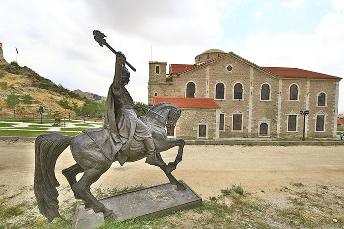 Sivrihisar, Türkiye'nin önemli kültür ve turizm merkezlerinden olma yolunda ilerliyor. Anadolu bölgesinin tarihi zenginliklerle dolu olan Sivrihisar, tüm güzelliği ile beğenileri üzerine toplamaya devam ediyor.