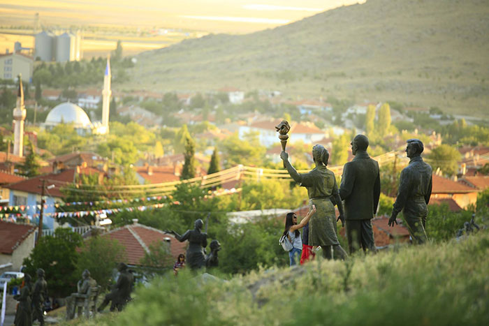 Sivrihisar, Türkiye'nin önemli kültür ve turizm merkezlerinden olma yolunda ilerliyor. Anadolu bölgesinin tarihi zenginliklerle dolu olan Sivrihisar, tüm güzelliği ile beğenileri üzerine toplamaya devam ediyor.