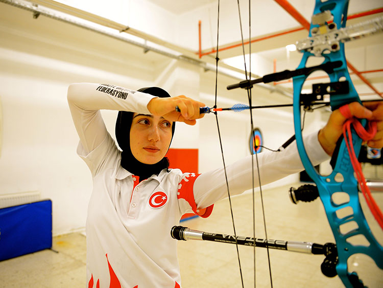 "Peygamber sünneti" diye başladığı okçulukta, Polonya'dan Avrupa şampiyonu olarak dönen Türkiye Okçuluk Kadın Milli Takımı'nın sporcusu Ayşe Bera Süzer, kendisine yeni hedef olarak dünya şampiyonluğunu koydu.