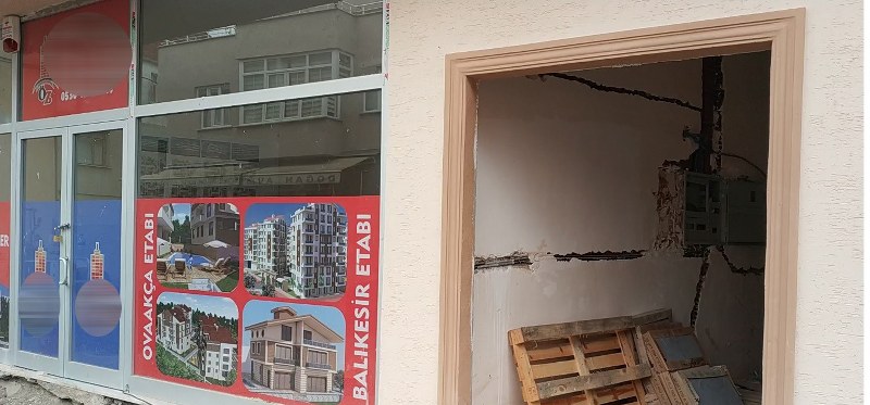 Deliği gören firma avukatının ihbarı üzerine olay yerine gelen polis ekipleri konuyla ilgisi soruşturma başlattı. 