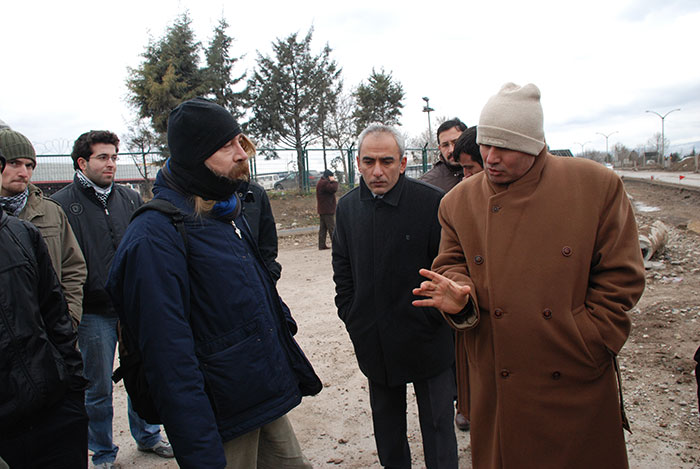 2003’ün 30 Ağustos töreninde GBT’mi sorgulatan polis şefinin hayatıma ve mesleğime önemli katkılar sunacağını bilemezdim. Bu yazı emekli olan Önal’a teşekkür yazısıdır. 