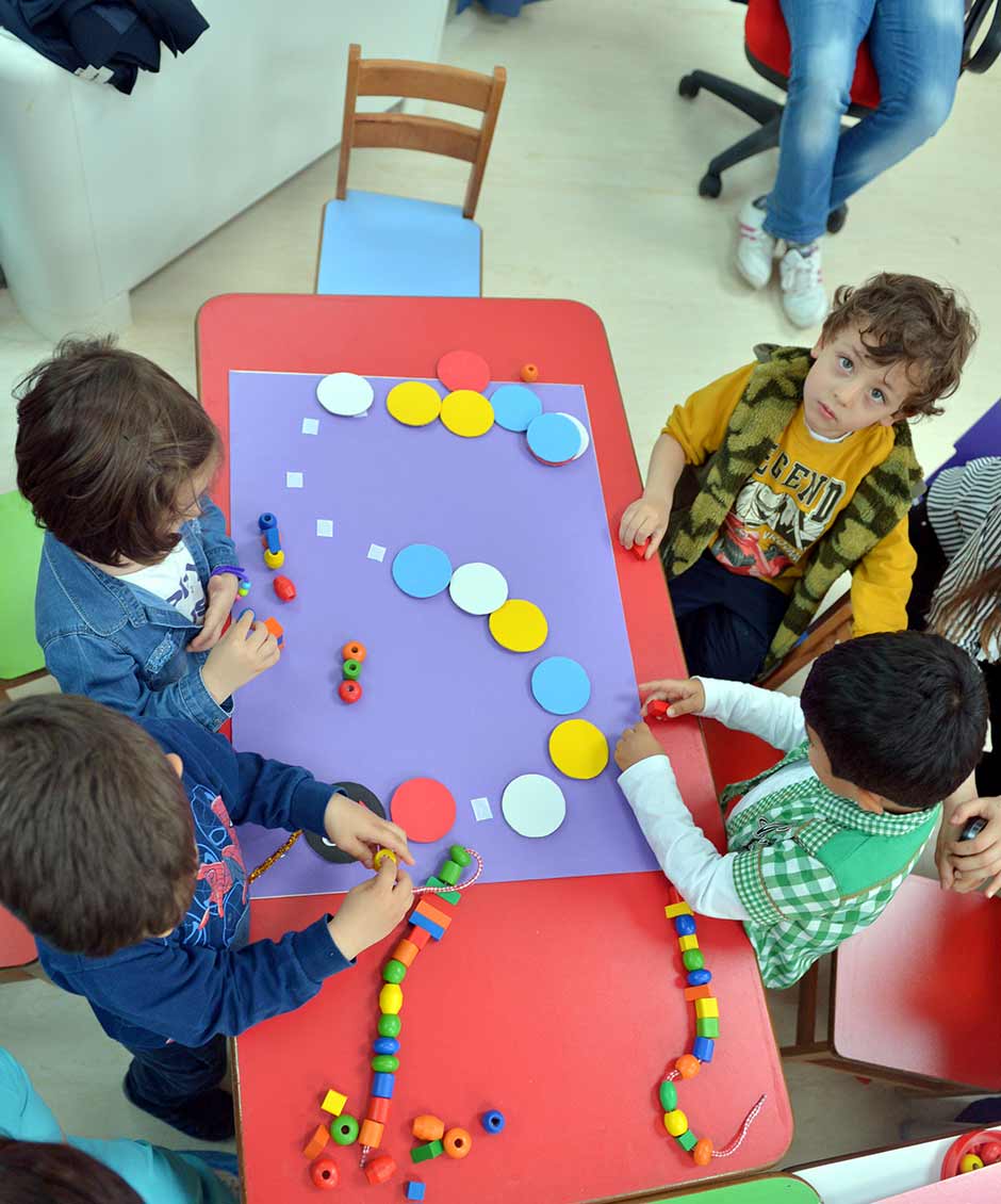 Eskişehir Osmangazi Üniversitesi (ESOGÜ) Valide Malhatun Uygulama ve Araştırma Anaokulu öğrencileri, üniversite tarafından düzenlenen "El Ele, Engelsiz Günler" adlı etkinlikte, Ahmet Yesevi İşitme Engelliler Okulunda okuyan öğrenciler için Hacivat-Karagöz, kukla ve hikaye kartlarından oluşan eğitim materyali yaptı.