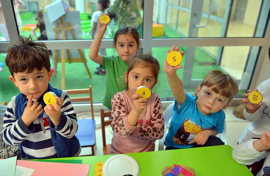 Eskişehir Osmangazi Üniversitesi (ESOGÜ) Valide Malhatun Uygulama ve Araştırma Anaokulu öğrencileri, üniversite tarafından düzenlenen "El Ele, Engelsiz Günler" adlı etkinlikte, Ahmet Yesevi İşitme Engelliler Okulunda okuyan öğrenciler için Hacivat-Karagöz, kukla ve hikaye kartlarından oluşan eğitim materyali yaptı.