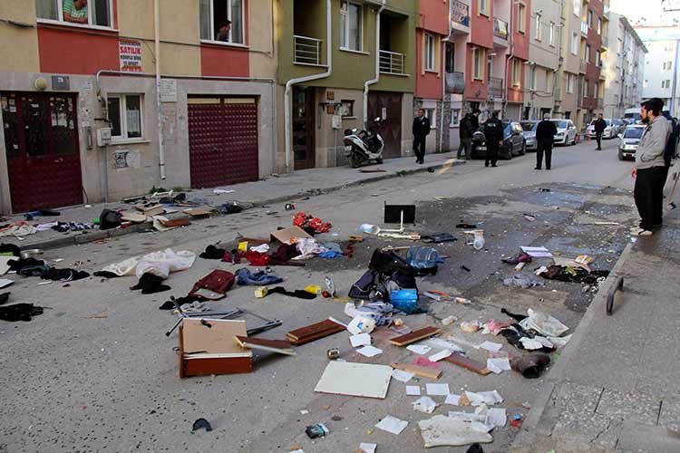 Eskişehir’de bilinmeyen bir nedenden dolayı cinnet geçiren genç, kendini eve kilitleyerek eşyalarını camdan sokağa fırlattı. 