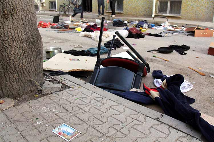 Eskişehir’de bilinmeyen bir nedenden dolayı cinnet geçiren genç, kendini eve kilitleyerek eşyalarını camdan sokağa fırlattı. 