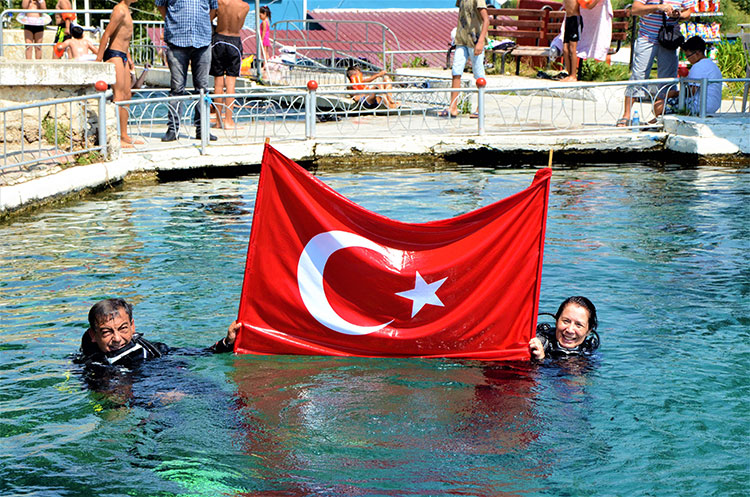 AK Parti Eskişehir Milletvekili Prof. Dr. Emine Nur Günay, Sakarya Nehri'nin doğduğu kaynakta Türk bayrağı açarak 30 Ağustos Zafer Bayramı'nı kutladı.