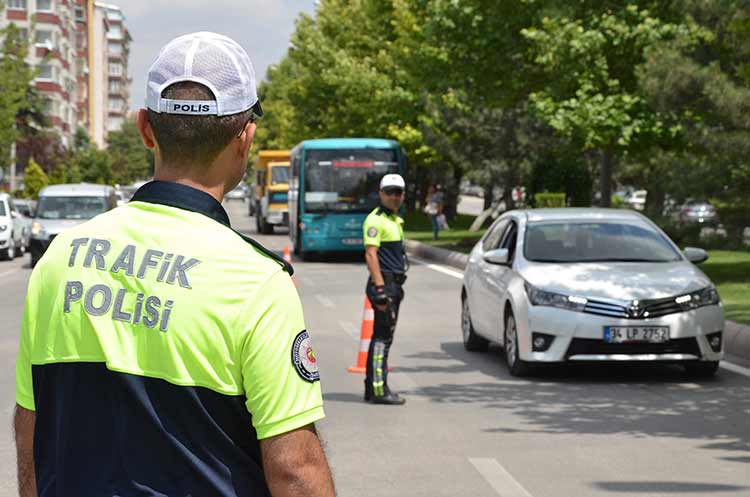 Eskişehir İl Emniyet Müdürlüğü’ne bağlı Trafik Denetleme Şube Müdürlüğü ekipleri, yaklaşan Ramazan Bayramı öncesi denetimleri yoğunlaştırarak güvenliği sağlıyor, vatandaşlara da sağlıklı ve huzurlu bir bayram geçirmeleri için uyarılarda bulunuyor. 