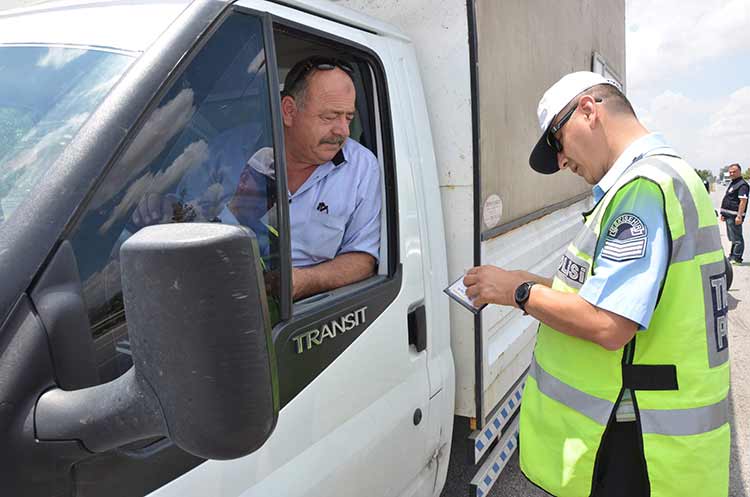 Eskişehir İl Emniyet Müdürlüğü’ne bağlı Trafik Denetleme Şube Müdürlüğü ekipleri, yaklaşan Ramazan Bayramı öncesi denetimleri yoğunlaştırarak güvenliği sağlıyor, vatandaşlara da sağlıklı ve huzurlu bir bayram geçirmeleri için uyarılarda bulunuyor. 