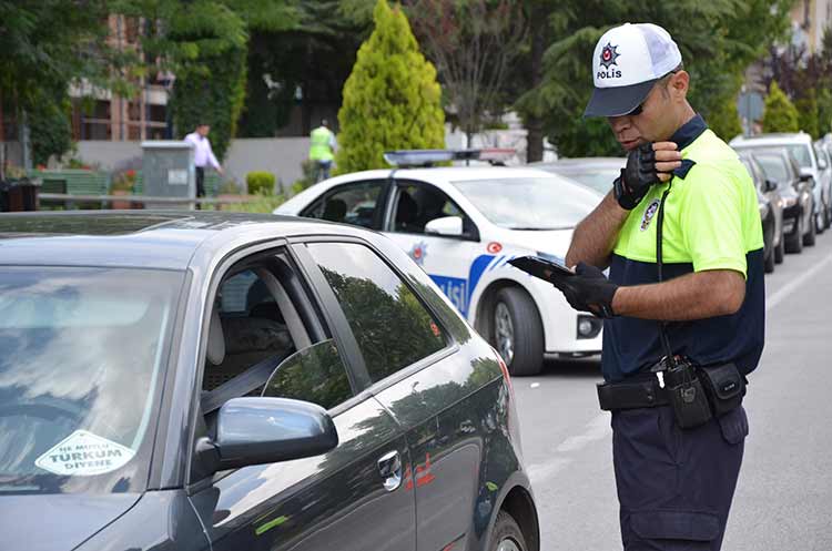 Eskişehir İl Emniyet Müdürlüğü’ne bağlı Trafik Denetleme Şube Müdürlüğü ekipleri, yaklaşan Ramazan Bayramı öncesi denetimleri yoğunlaştırarak güvenliği sağlıyor, vatandaşlara da sağlıklı ve huzurlu bir bayram geçirmeleri için uyarılarda bulunuyor. 