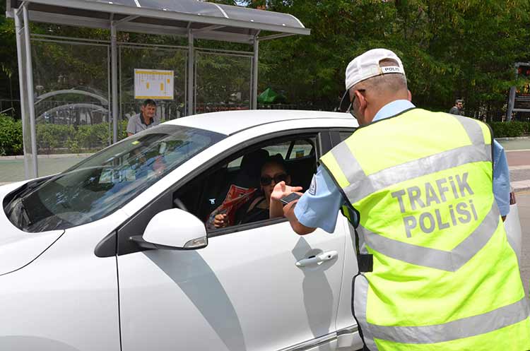 Eskişehir İl Emniyet Müdürlüğü’ne bağlı Trafik Denetleme Şube Müdürlüğü ekipleri, yaklaşan Ramazan Bayramı öncesi denetimleri yoğunlaştırarak güvenliği sağlıyor, vatandaşlara da sağlıklı ve huzurlu bir bayram geçirmeleri için uyarılarda bulunuyor. 