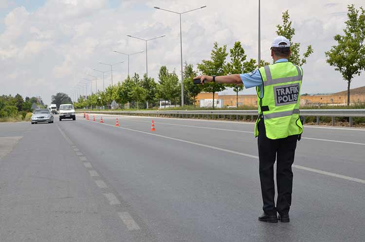 Eskişehir İl Emniyet Müdürlüğü’ne bağlı Trafik Denetleme Şube Müdürlüğü ekipleri, yaklaşan Ramazan Bayramı öncesi denetimleri yoğunlaştırarak güvenliği sağlıyor, vatandaşlara da sağlıklı ve huzurlu bir bayram geçirmeleri için uyarılarda bulunuyor. 