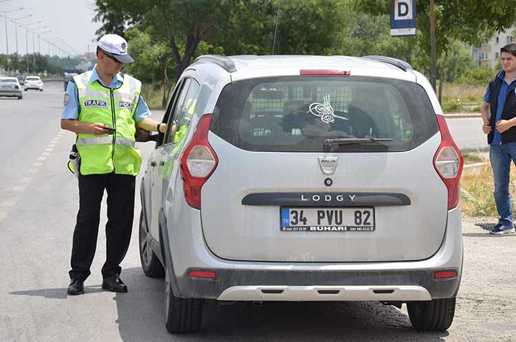 Eskişehir İl Emniyet Müdürlüğü’ne bağlı Trafik Denetleme Şube Müdürlüğü ekipleri, yaklaşan Ramazan Bayramı öncesi denetimleri yoğunlaştırarak güvenliği sağlıyor, vatandaşlara da sağlıklı ve huzurlu bir bayram geçirmeleri için uyarılarda bulunuyor. 